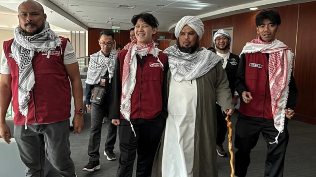 Willie Salim bersama Ustaz Derry Sulaiman berikan bantuan untuk pasien anak Gaza, Palestina. [Instagram @willie27_] (4)